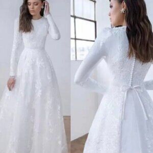 Elegant Long Sleeve Lace Wedding Dress – Classic A-Line Silhouette | Size 4 NWOT